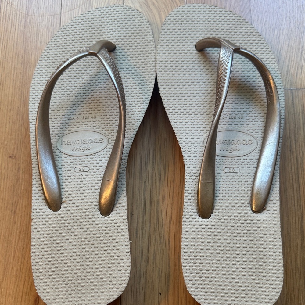 Stylish Women's Flip Flops - Picture 2 of 5